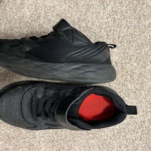 Boys black Sketcher runners in used condition